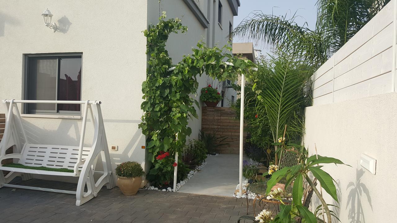 Regina'S Place Or Akiva Экстерьер фото