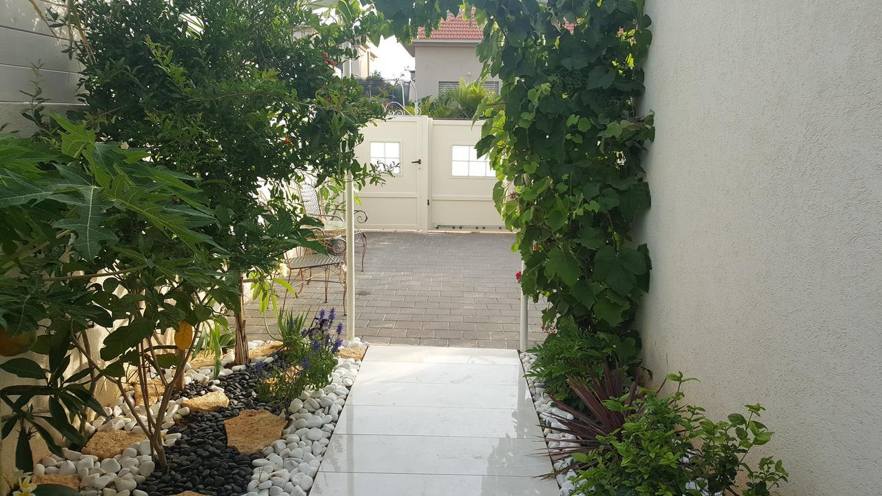Regina'S Place Or Akiva Экстерьер фото